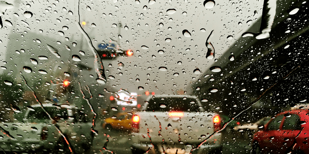 Como dirigir na chuva com segurança?