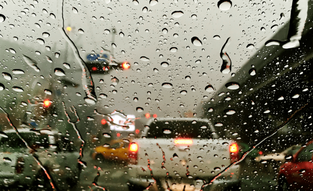 Como dirigir na chuva com segurança?
