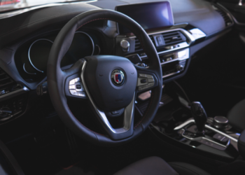 O que é direção elétrica e como difere da hidráulica?