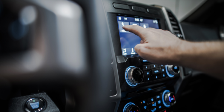 Multimídia para carros: tudo sobre essa tecnologia