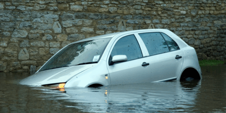 Seguro auto com cobertura para enchentes: vale a pena?